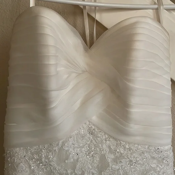 Wedding dress - Picture 2 of 8